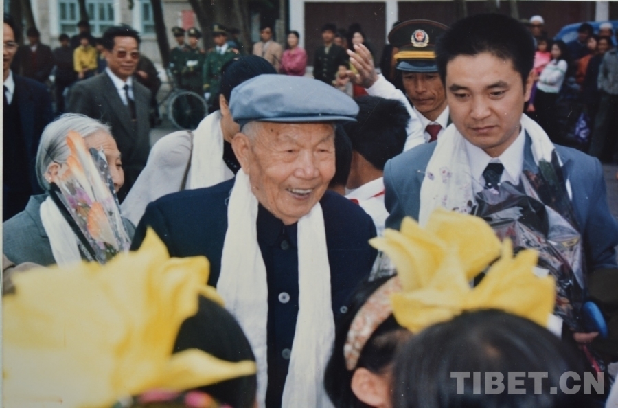 】《天路·慕生忠》：“敬慕”“写慕”到“书k8凯发国际登录【“两路”共铸 心向北京(图2)