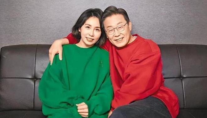比金建希温柔漂亮学历高一个贤妻旺三代凯发k8国际登录李在明和老婆一起亮相(图2)