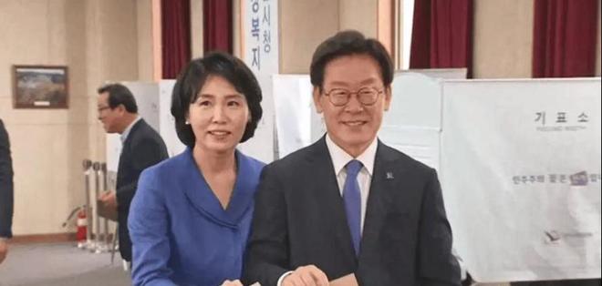 比金建希温柔漂亮学历高一个贤妻旺三代凯发k8国际登录李在明和老婆一起亮相(图15)